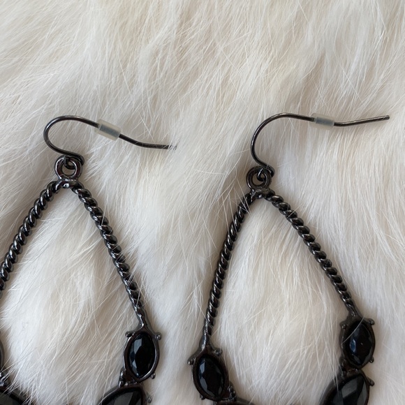 NWOT Black dangling earrings - Picture 4 of 5